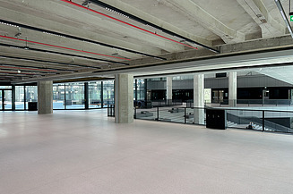 Das Bild zeigt die weitlaufenden Räumlichkeiten innerhalb des FRANCIS Wien.