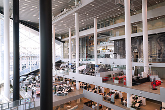 Das Bild zeigt die Redaktion im Atrium.