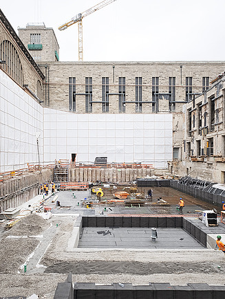 Many construction workers are working on the extension in the inner courtyard of the Bonatzbau.
