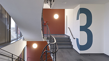 Das Treppenhaus des sanierten Z2.0 ist zu sehen.