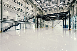 Hier ist eine Halle zu sehen, in der mittlerweile große Flugzeugbauteile erforscht und entwickelt werden. 