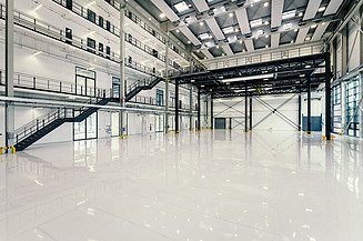 Hier ist eine Halle zu sehen, in der mittlerweile große Flugzeugbauteile erforscht und entwickelt werden. 