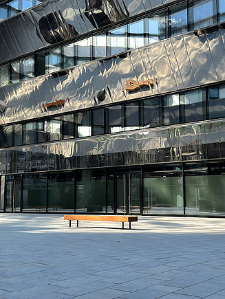 The picture shows a bench in the inner courtyard of FRANCIS in Vienna.