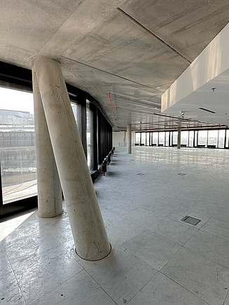 The picture shows concrete columns that will later form part of the offices of the Althan Quartier.