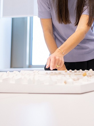 Das Bild zeigt ein geplantes Architektur-Modell, dass auf einem Besprechungstisch des Ingenieurbüros der Zentralen Technik steht.