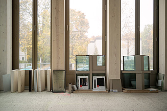 Im Erdgeschoss nimmt die Holzfassade bereits Form an.