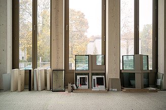 Im Erdgeschoss nimmt die Holzfassade bereits Form an.