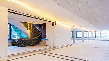 In der Baustelle ist nur noch die Kernsubstanz des Stockwerks und des Treppenhauses zu sehen.