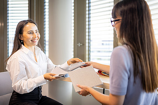 Ein Young Professional arbeitet an ihrem Schreibtisch.