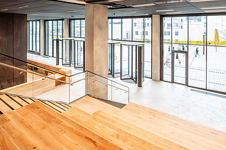 The bright entrance area of the EDGE East Side Tower is located directly on Warschauer Strasse.