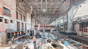 Das Bild zeigt den fortschreitenden Bau der Haus-in-Haus-Konstruktion im Bonatzbau.