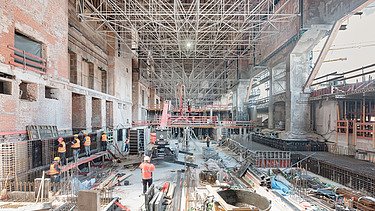 Das Bild zeigt den fortschreitenden Bau der Haus-in-Haus-Konstruktion im Bonatzbau.