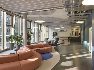 The lively lounge zone of the new Z2.0: with lots of colorful and curved seating options.
