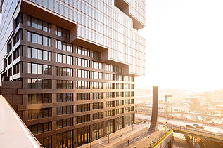 Das Bild zeigt das Erdgeschoss des EDGE East Side Tower am Bahnhof Warschauer Straße in Berlin während des Sonnenaufgangs.