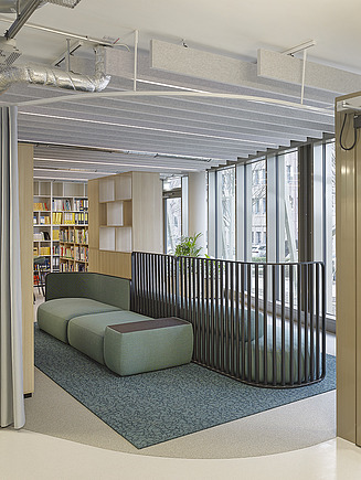 Die Bibliothek mit Sitzmöglichkeiten im Z2.0.