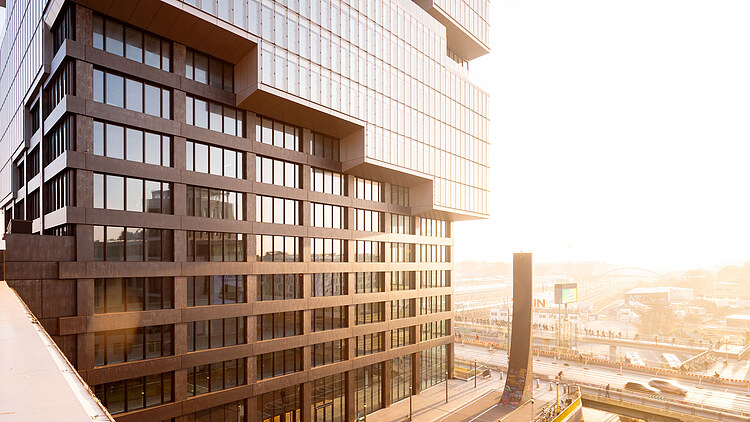 Auf dem Bild ist das Gebäude Edge-East-Side-Tower zu sehen