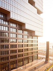 Die Fassade des EDGE East Side Towers im Sonnenaufgang.