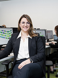 Ines, BIM-Koordinatorin bei der Zentralen Technik, sitzt an ihrem Schreibtisch, auf dessen Monitoren BIM-Modelle zu sehen sind.