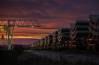 Die Visualisierung zeigt das Stadtforum in der Dämmerung, zu erkennen ist die zweigeteilte Fassade aus Jura-Kalkstein und Aluminium.