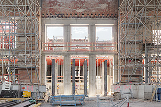 Der Rohbau eines zukünftigen Eingangsportals mit drei Eingängen.