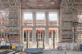 Der Rohbau eines zukünftigen Eingangsportals mit drei Eingängen.