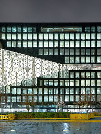 The picture shows the new Axel Springer building at night in Berlin.