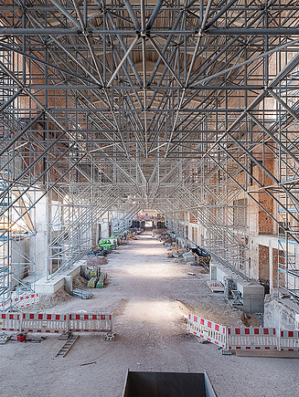 The picture shows the massive steel scaffolding that stabilizes the load-bearing façade of the Bonatzbau from the inside.