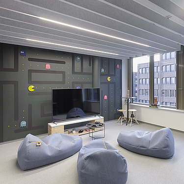 Ein Fernseher mit einer Spiele-Konsole, Sitzsäcken und Gesellschaftsspielen im Z2.0.