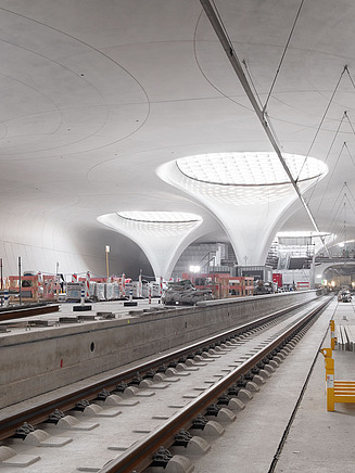Das Bild zeigt die Gleise in der Bahnhofshalle von Stuttgart 21.