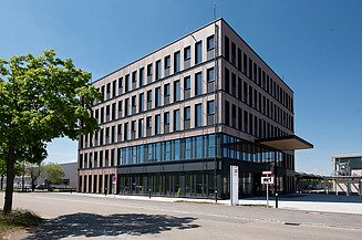Die Außenansicht der Holz-Hybrid-Bauweise verleiht dem Bürogebäude auch optisch einen nachhaltigen Eindruck.