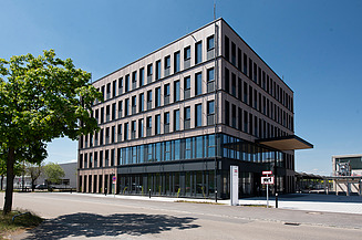 The exterior of the timber hybrid construction also gives the office building a lasting visual impression.