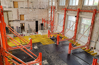 Bauen im Bestand: für eine verbesserte Tragfähigkeit werden neue Böden und Decken in die HfMT eingebaut.