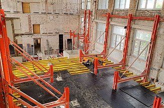 Building in existing structures: new floors and ceilings are installed in the HfMT to improve its load-bearing capacity.