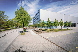 Die Einfahrt des ZAL Techcenters mit dem Erweiterungsbau im Hintergrund.