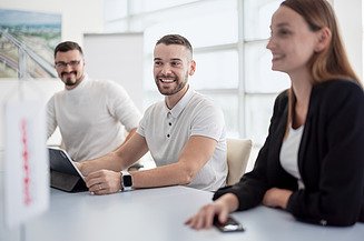 Ein HTL-Absolvent sitzt in einer Besprechung bei der Zentralen Technik.