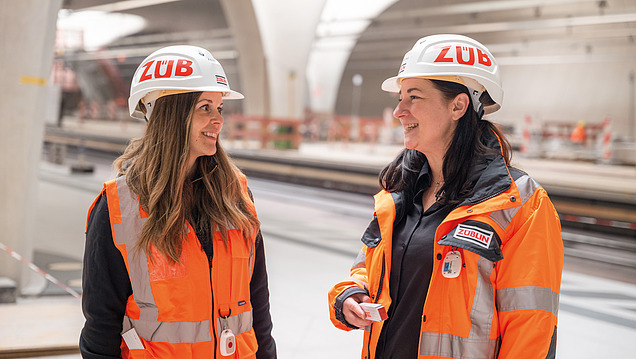 Das Bild zeigt zwei Mitarbeiterinnen der Zentralen Technik in Sicherheitskleidung auf einer Baustelle.