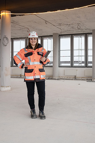 Ines, BIM-Koordinatorin bei der Zentralen Technik, steht auf der Baustelle des Z