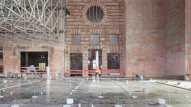 The picture shows a brick entrance portal of the Bonatzbau.