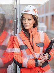 Katya, Fassadeningenieurin bei der Zentralen Technik, steht neben einer von ihr designten Fassade.