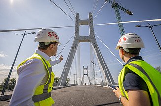 Two civil engineers from Zentrale Technik look at a bridge pylon on the Satu Mare Bridge.