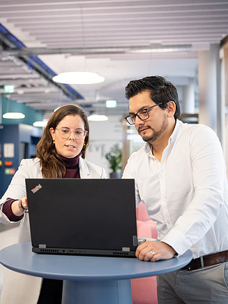 Zwei international tätige Mitarbeitende der Zentralen Technik besprechen ein Planungsmodell.