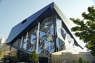 Das Bild zeigt die einzigartige Glas-Fassade des Axel-Springer-Neubaus aus der frontalen Ansicht.