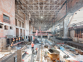 Das Bild zeigt den fortschreitenden Bau der Haus-in-Haus-Konstruktion im Bonatzbau.