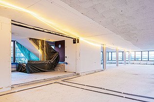 In der Baustelle ist nur noch die Kernsubstanz des Stockwerks und des Treppenhauses zu sehen.