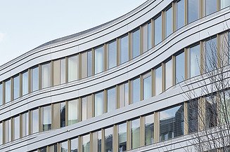 Die Fassade des Z2.0 am ZÜBLIN-Campus in Stuttgart in der Nahaufnahme.