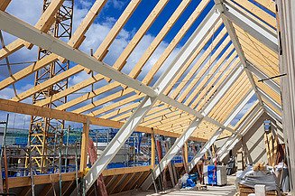 A number of wooden roof beams form the framework of the new, energy-efficiently renovated roof.
