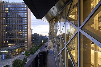 Das Bild zeigt die Fassade des Axel-Springer-Neubaus mit dem Axel-Springer-Hochhaus im Hintergrund.