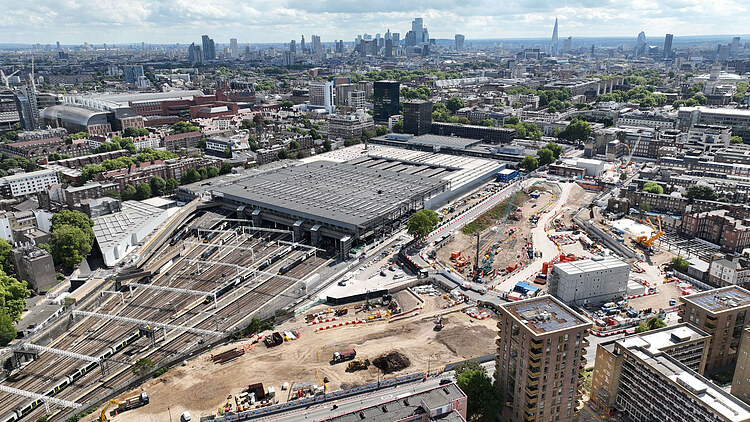 The picture shows a large construction site of a new railroad station including the tracks in London