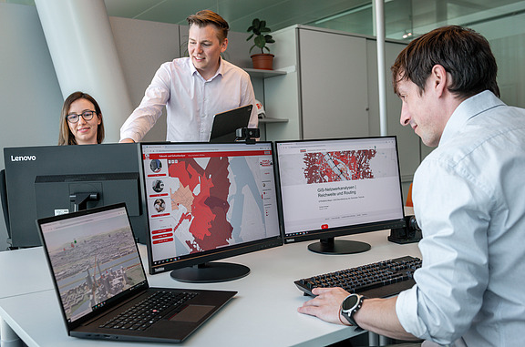 Drei Personen der Zentralen Technik sind am Schreibtisch und machen GIS-Analysen