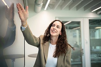 Eine Projektingenieurin trägt ihr Projekt vor, das sie seit ihrem Direkteinstieg verantwortet.